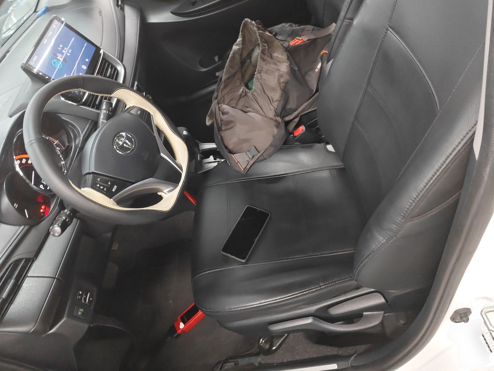 المقاعد الأمامية داخل السيارة