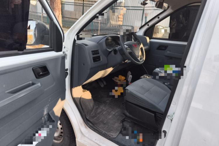 Used Wuling Yangguang 2024 300KM Comfort Version Passenger Van 75kW
