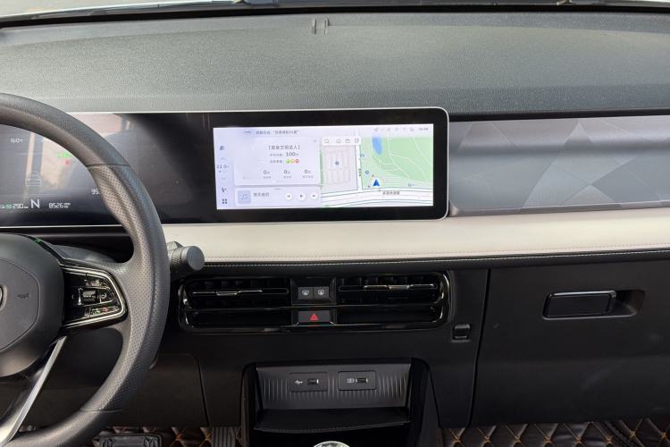 Used Geometry E Firefly 2024 301km Flowing Light Interior 3