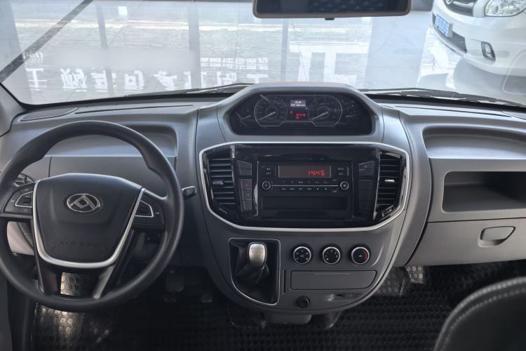 Used SAIC MAXUS Xintu V80 2023 2.0T Manual Classic Aoyuntong Short Wheelbase Mid-Roof 5/6-Seater Interior 2