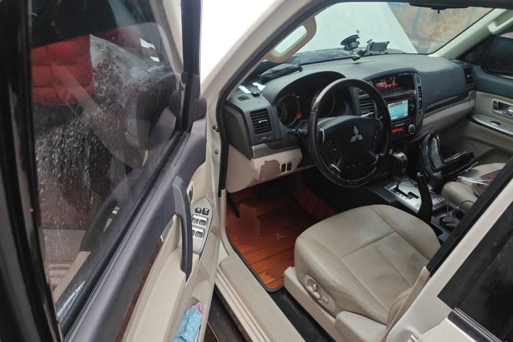 Used Mitsubishi Pajero  Driver Seat