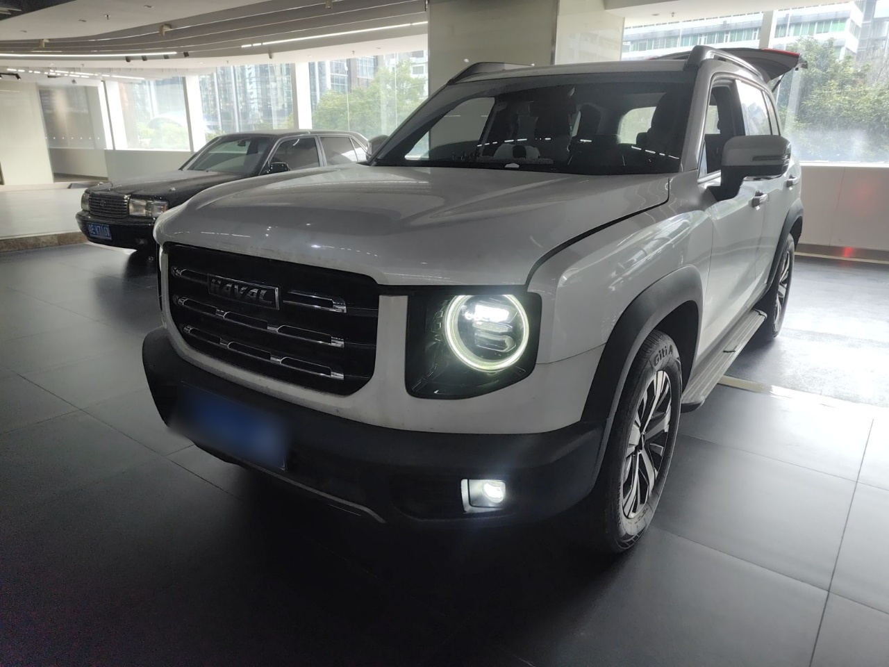 تحت مقدمة السيارة