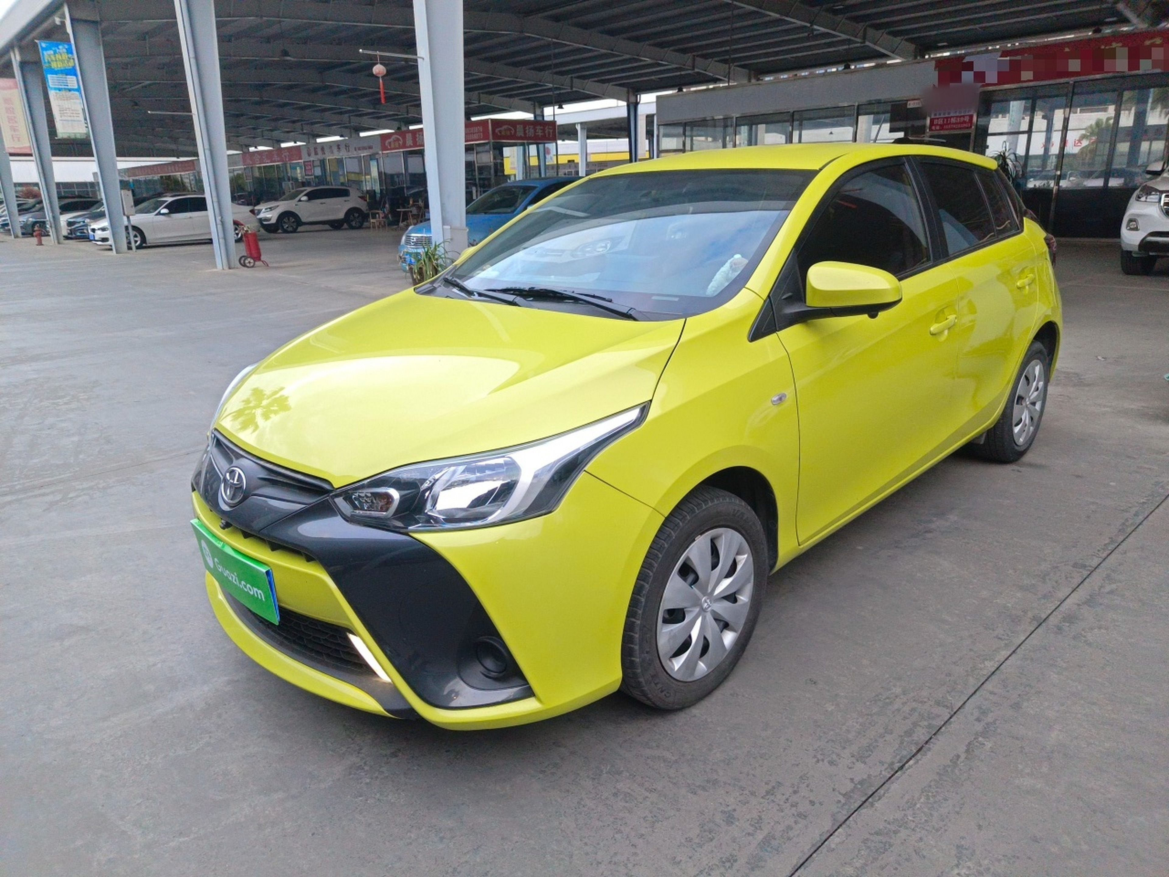 تحت مقدمة السيارة