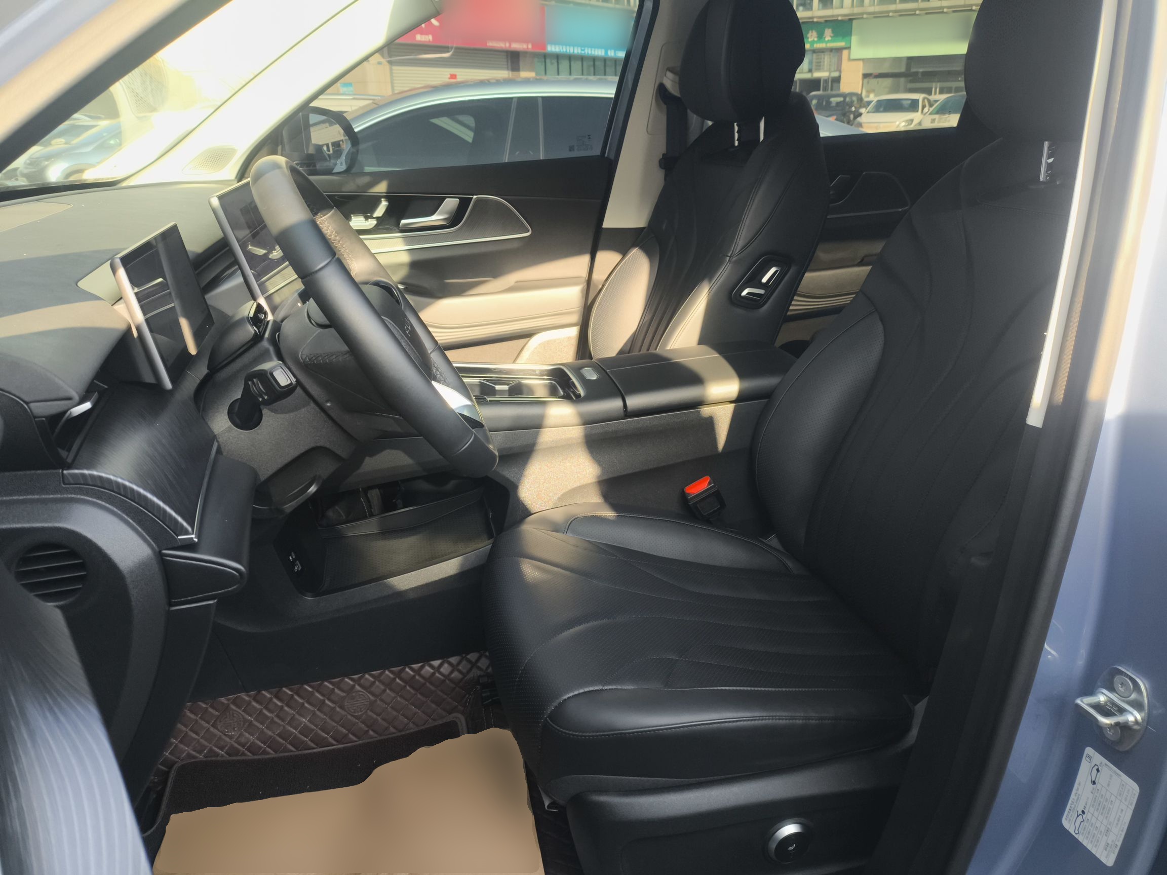 المقاعد الأمامية داخل السيارة