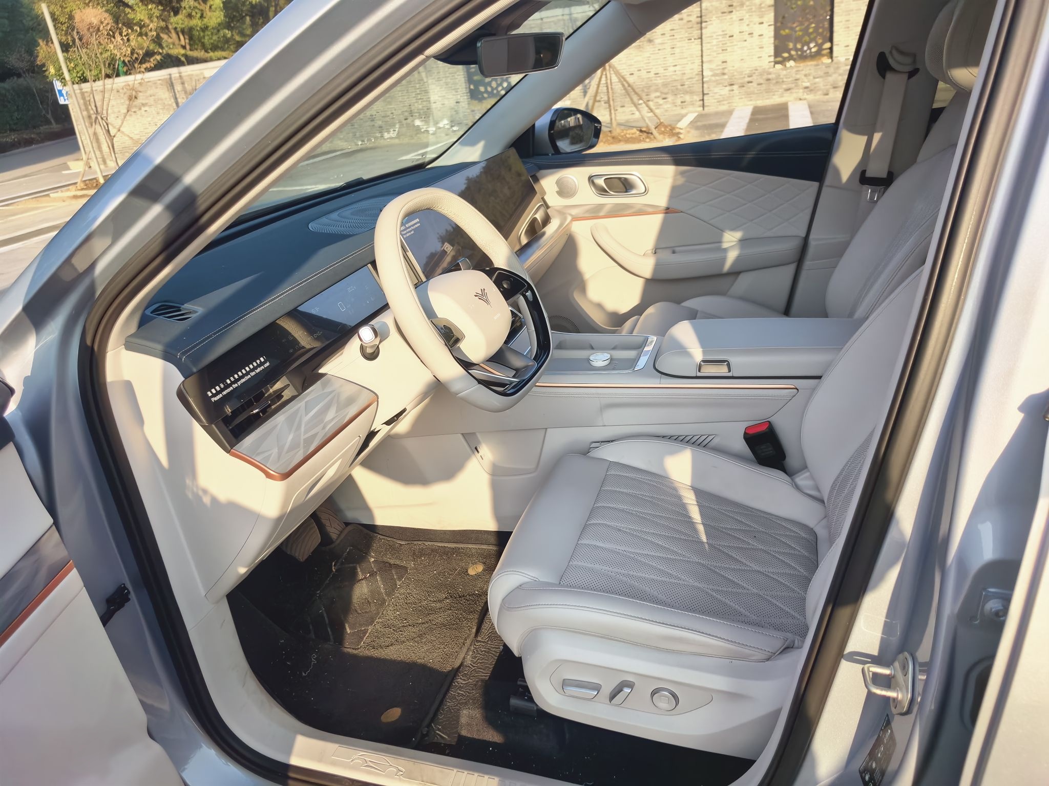 المقاعد الأمامية داخل السيارة