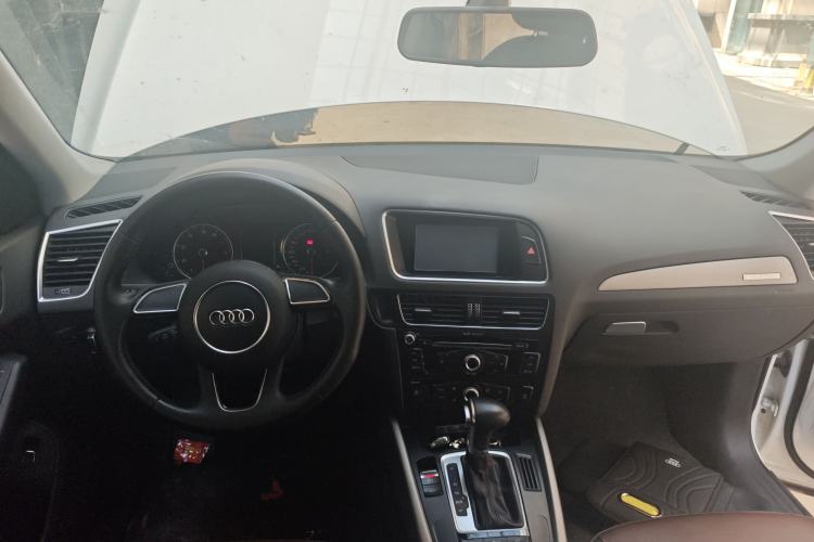 Used Audi Q5 2017 Plus 40 TFSI Ambition Model Center Console