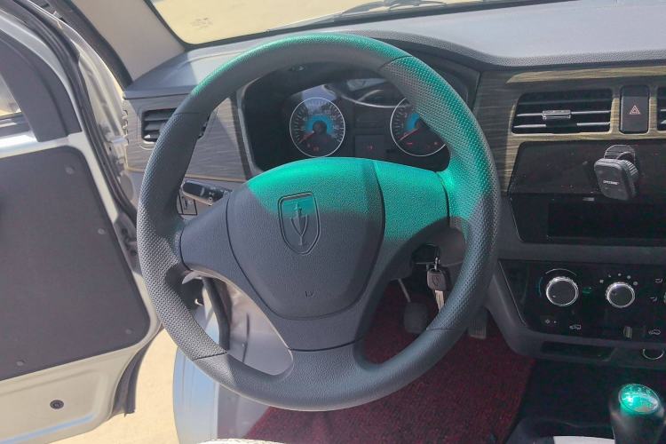 Used Jinbei Hiace X30 2023 1.5L Super-Comfortable Passenger Van 5/6/7-Seater Non-Air-Conditioned Version Model SWC15M