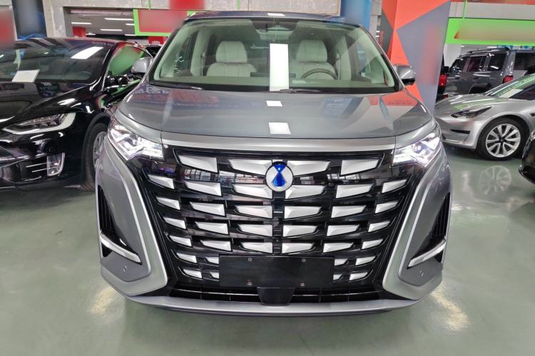 Used Denza D9 2022 DM-i 1040 Prestige Model