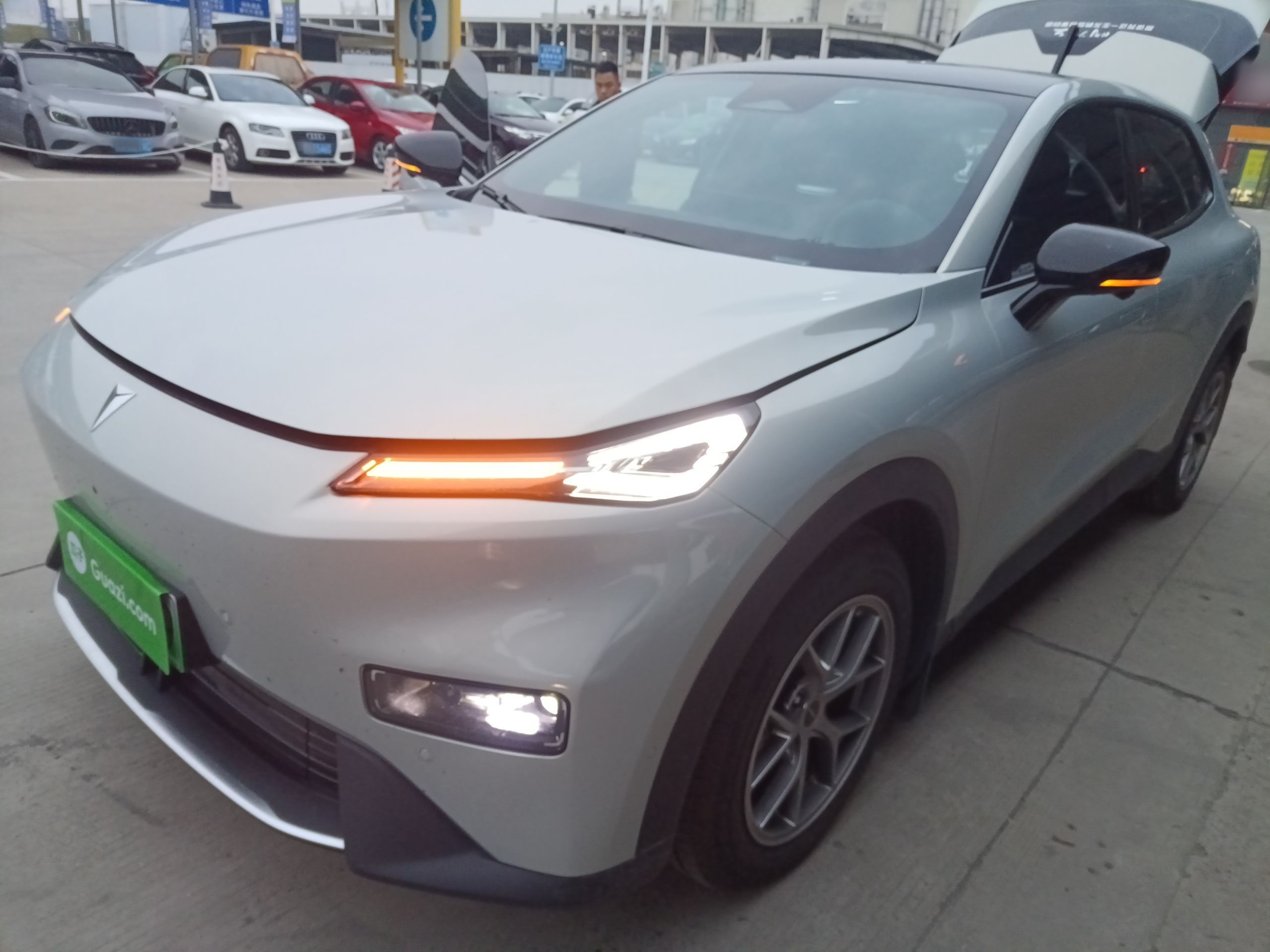 تحت مقدمة السيارة