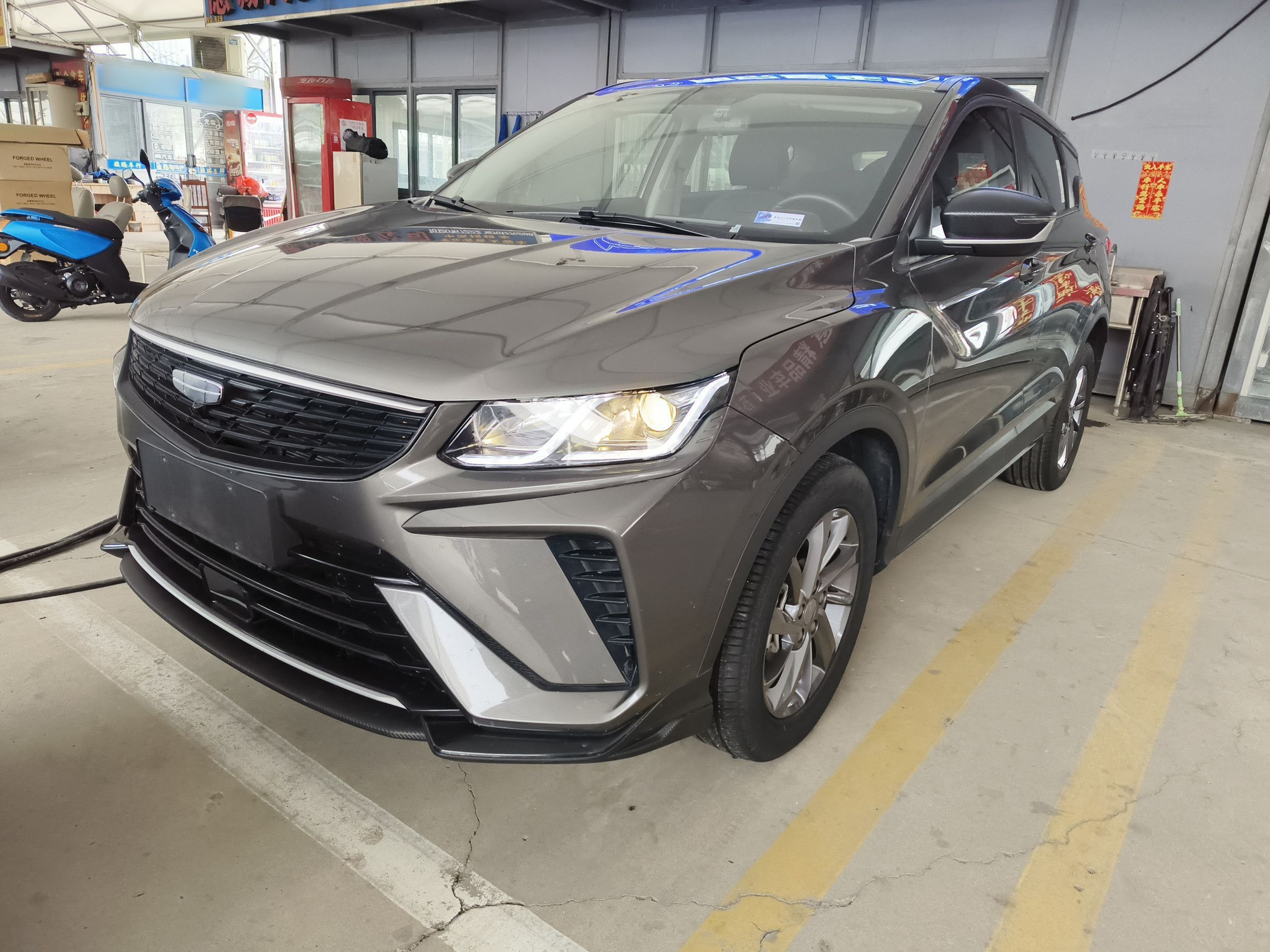 Под передней частью автомобиля