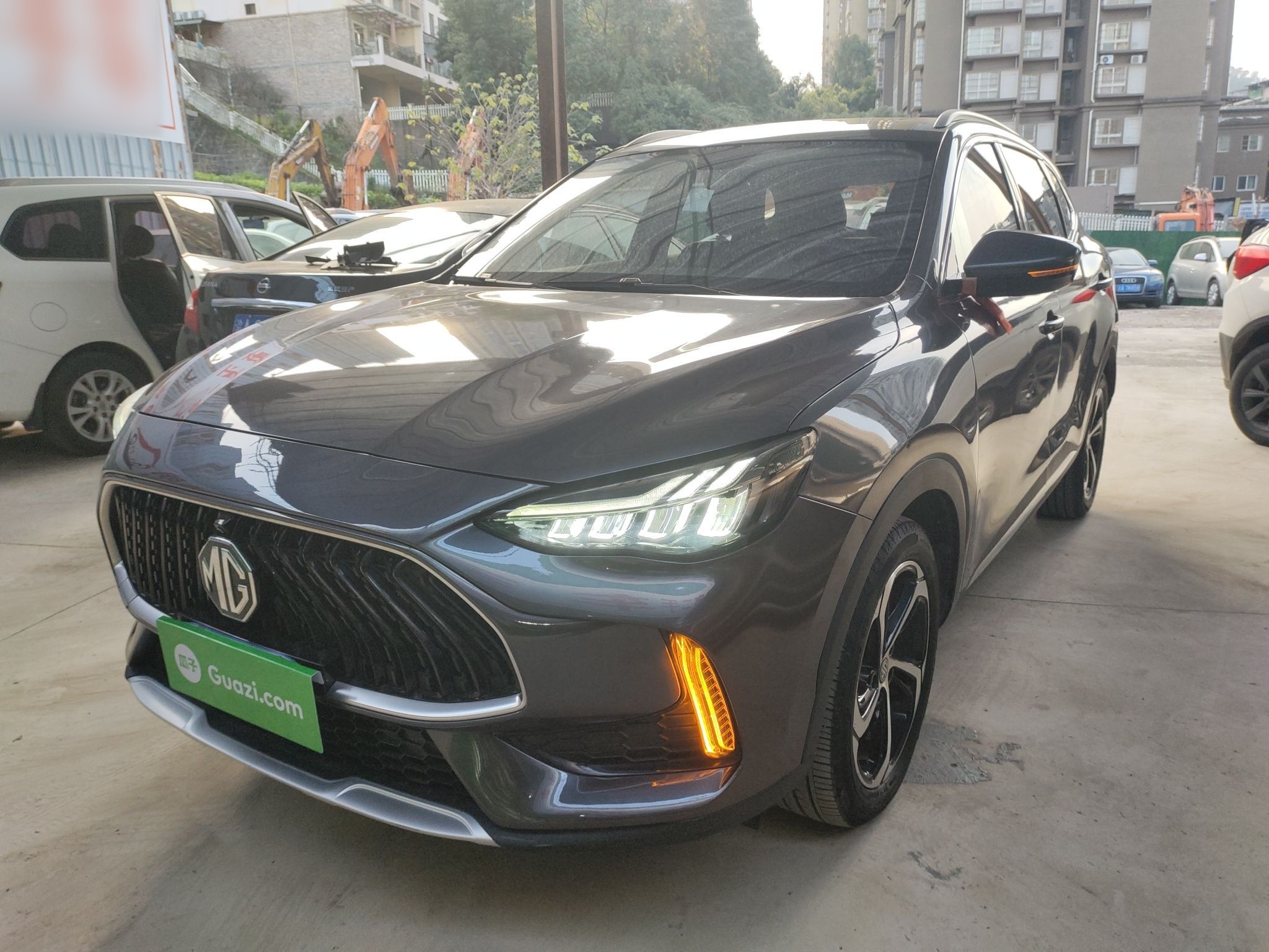 تحت مقدمة السيارة