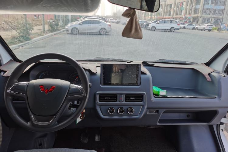 Used Wuling Yangguang 2024 300KM Comfort Version Passenger Van 75kW
