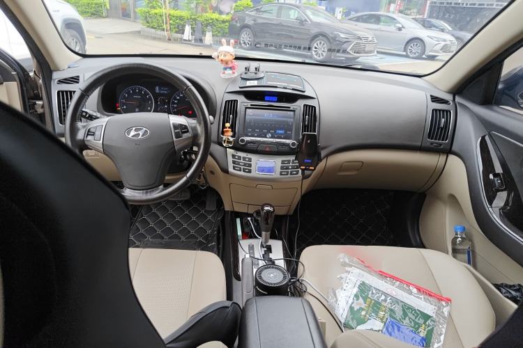 Used Hyundai Celesta 2011 1.6L Automatic Luxury Version Center Console