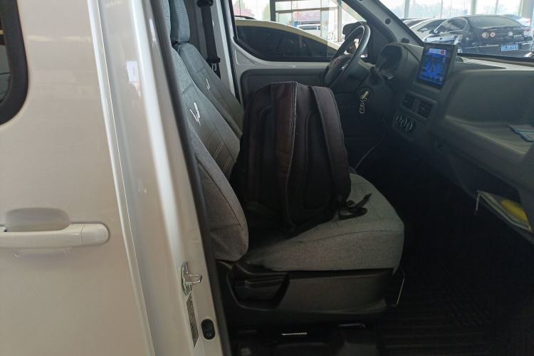 Used Wuling Yangguang 2024 300KM Comfort Version Passenger Van 75kW Right Front Seat