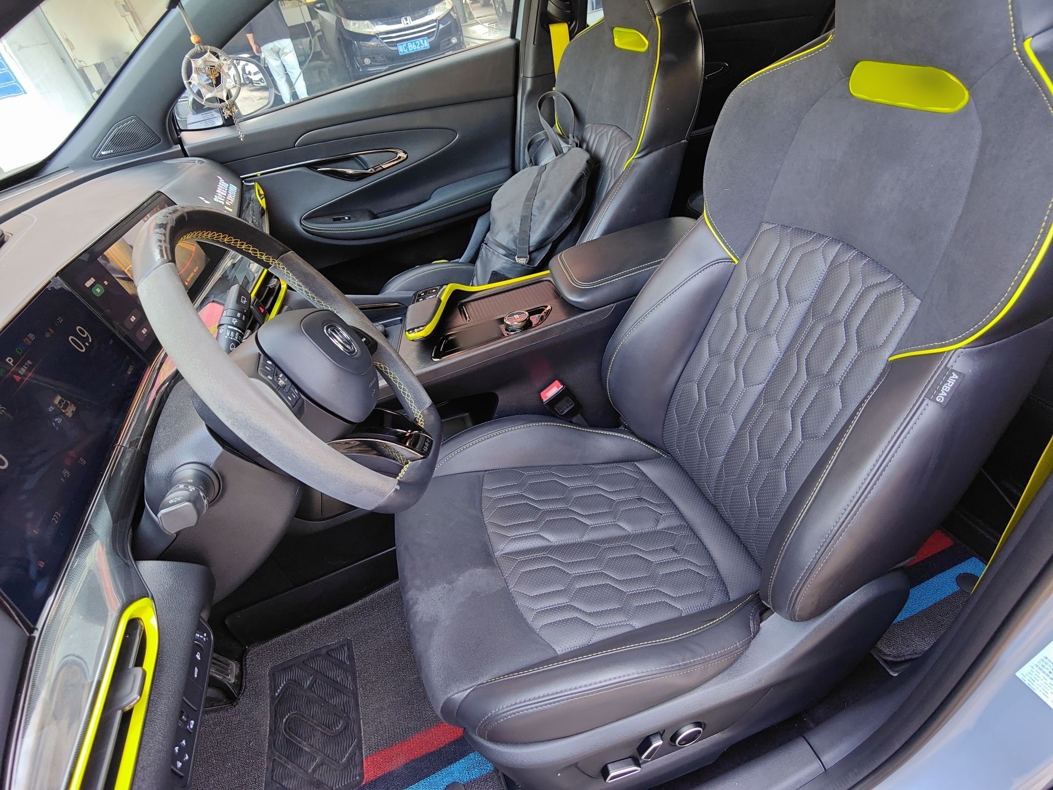 Переднее сиденье в автомобиле