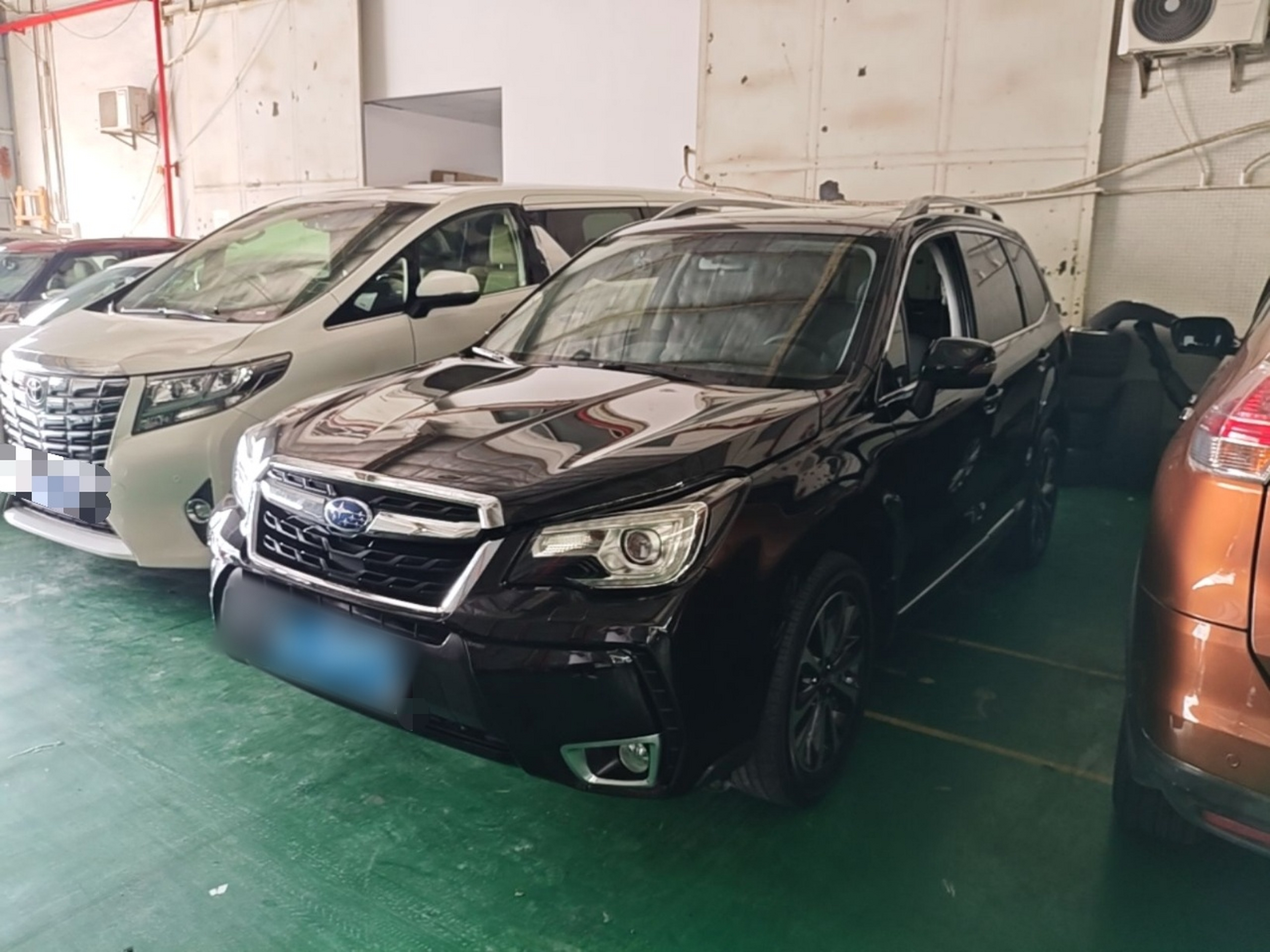 Под передней частью автомобиля