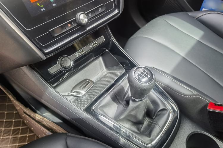 Used Roewe i5 2020 1.5L Manual 4G Connect Leehao Flagship Edition Gear Lever