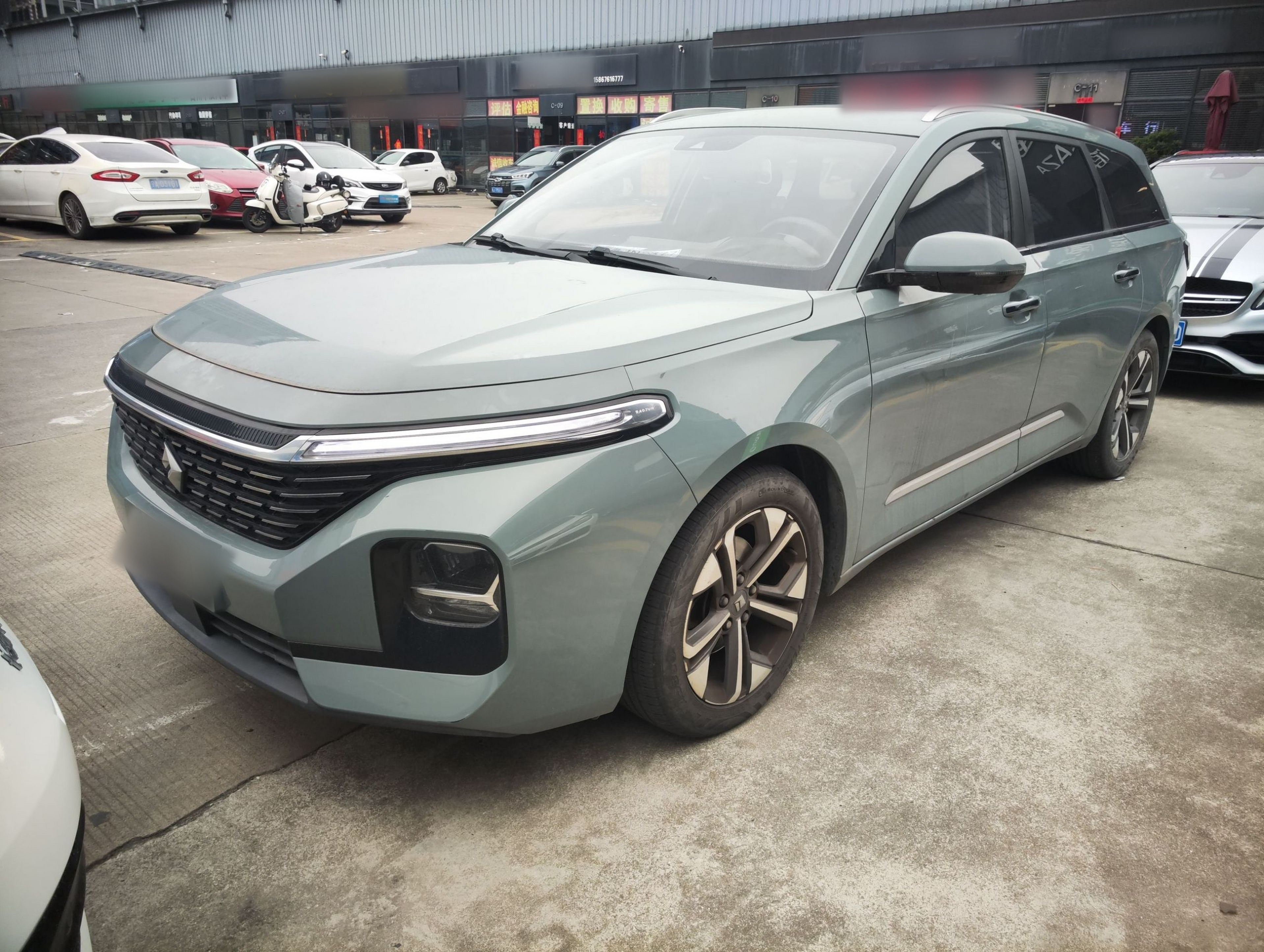 تحت مقدمة السيارة