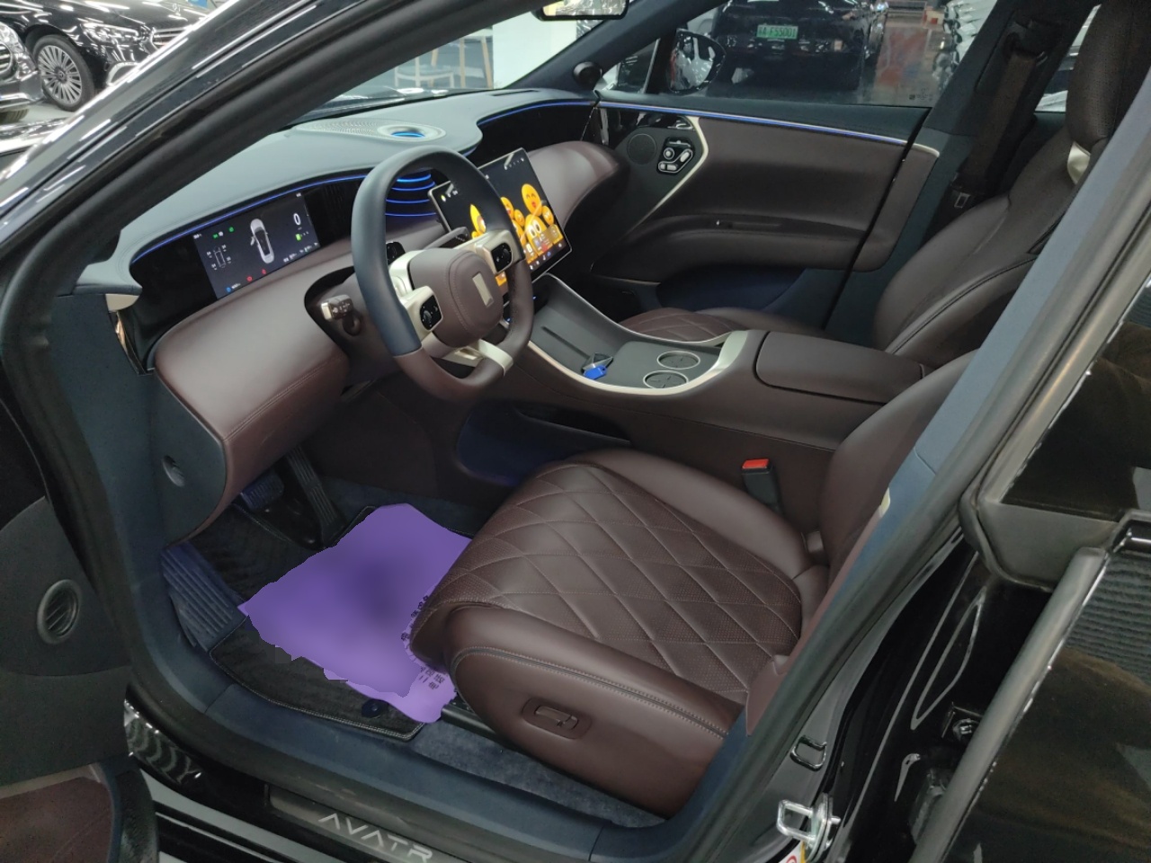 المقاعد الأمامية داخل السيارة