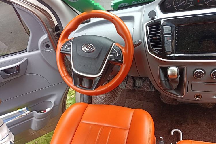 Used SAIC MAXUS Xintu V80 2023 2.0T Manual Classic Aoyuntong Short Wheelbase Mid-Roof 7/8/9-Seater
