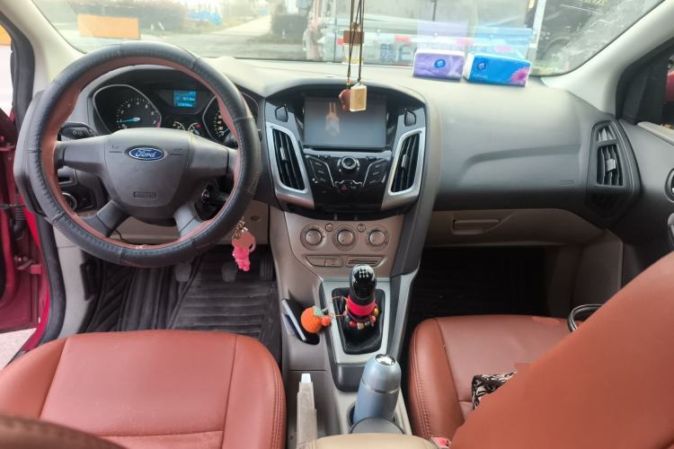 Used Ford Focus 2012 Sedan 1.6L Manual Comfort Model Center Console