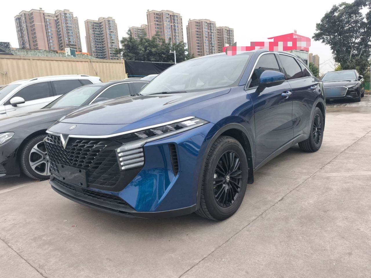 Под передней частью автомобиля