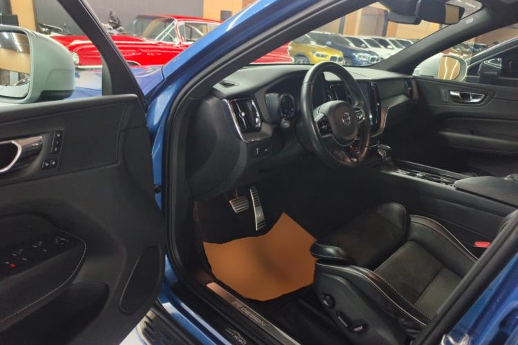 Used Volvo XC60 2019 T5 4x4 Smart & Dynamic Sport Edition China VI Standard