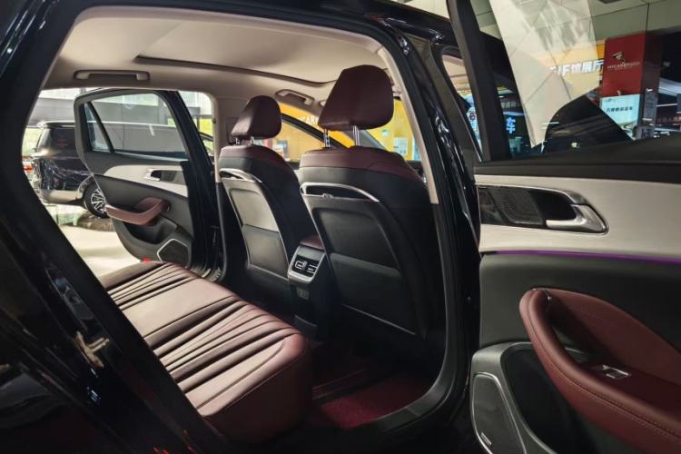 Used Hongqi H5 2025 2.0T Automatic Flag Edition – 500 000 Units Commemorative Version Interior 8