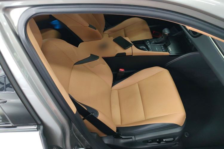 Used Lexus ES 2021 300h Deluxe Edition
