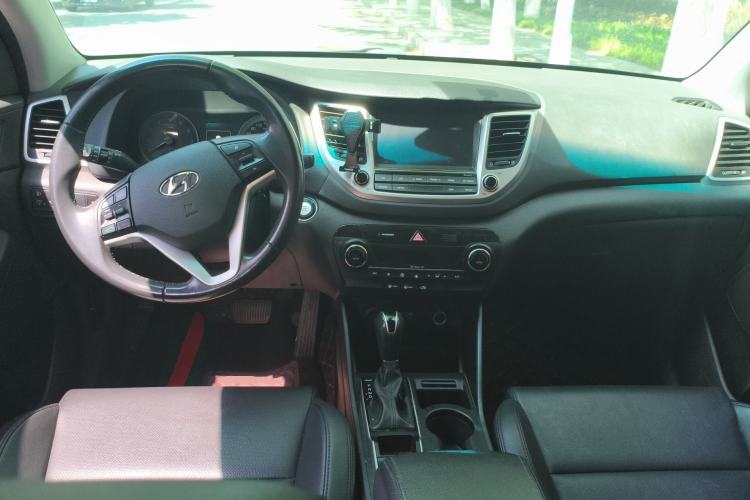 Used Hyundai Tucson 2015 1.6T Dual-Clutch Two-Wheel-Drive Smart Model Center Console