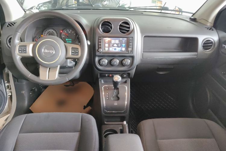 Used Jeep Compass 2013 2.4L four-wheel-drive sport version Center Console