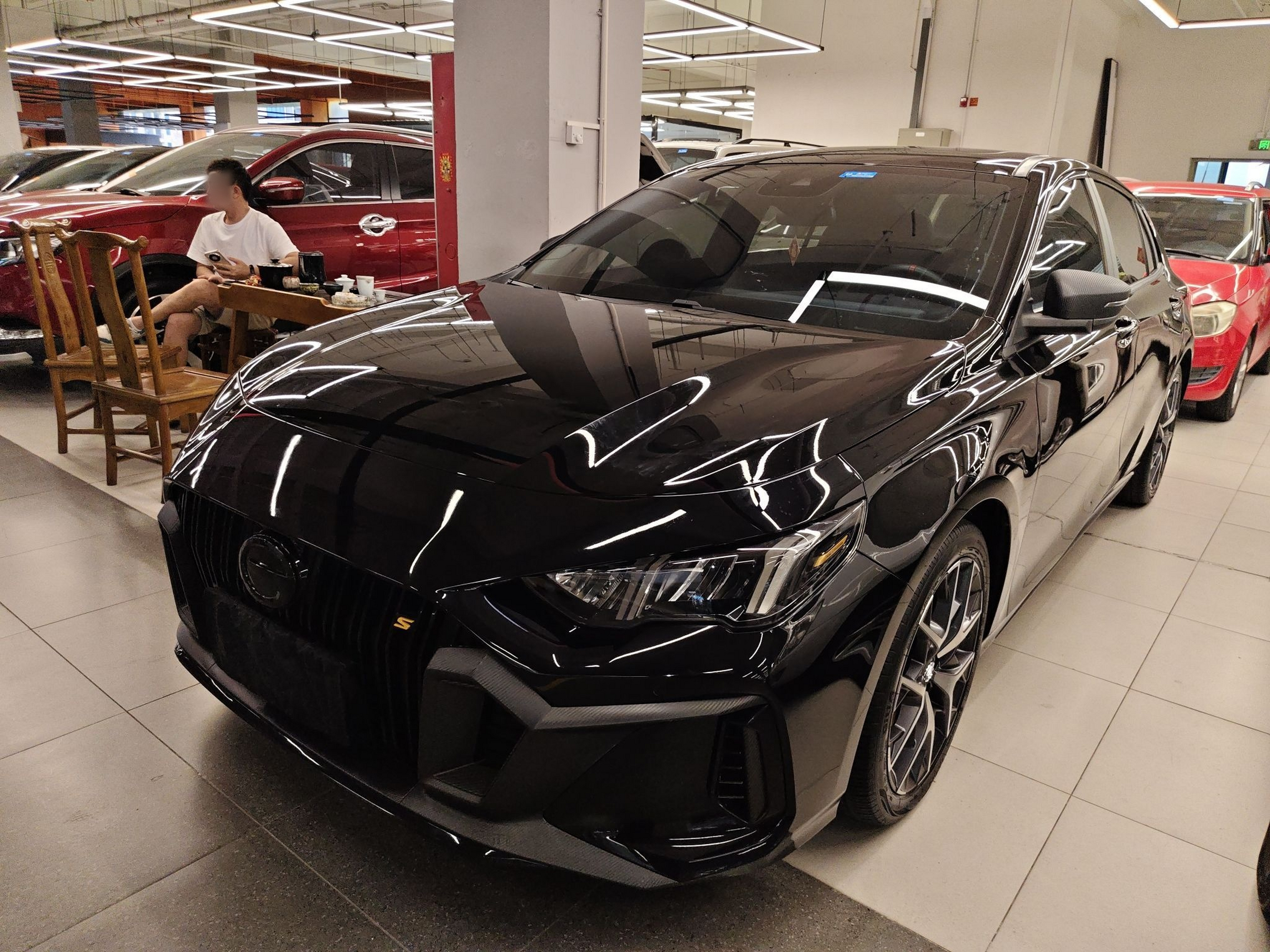 Под передней частью автомобиля