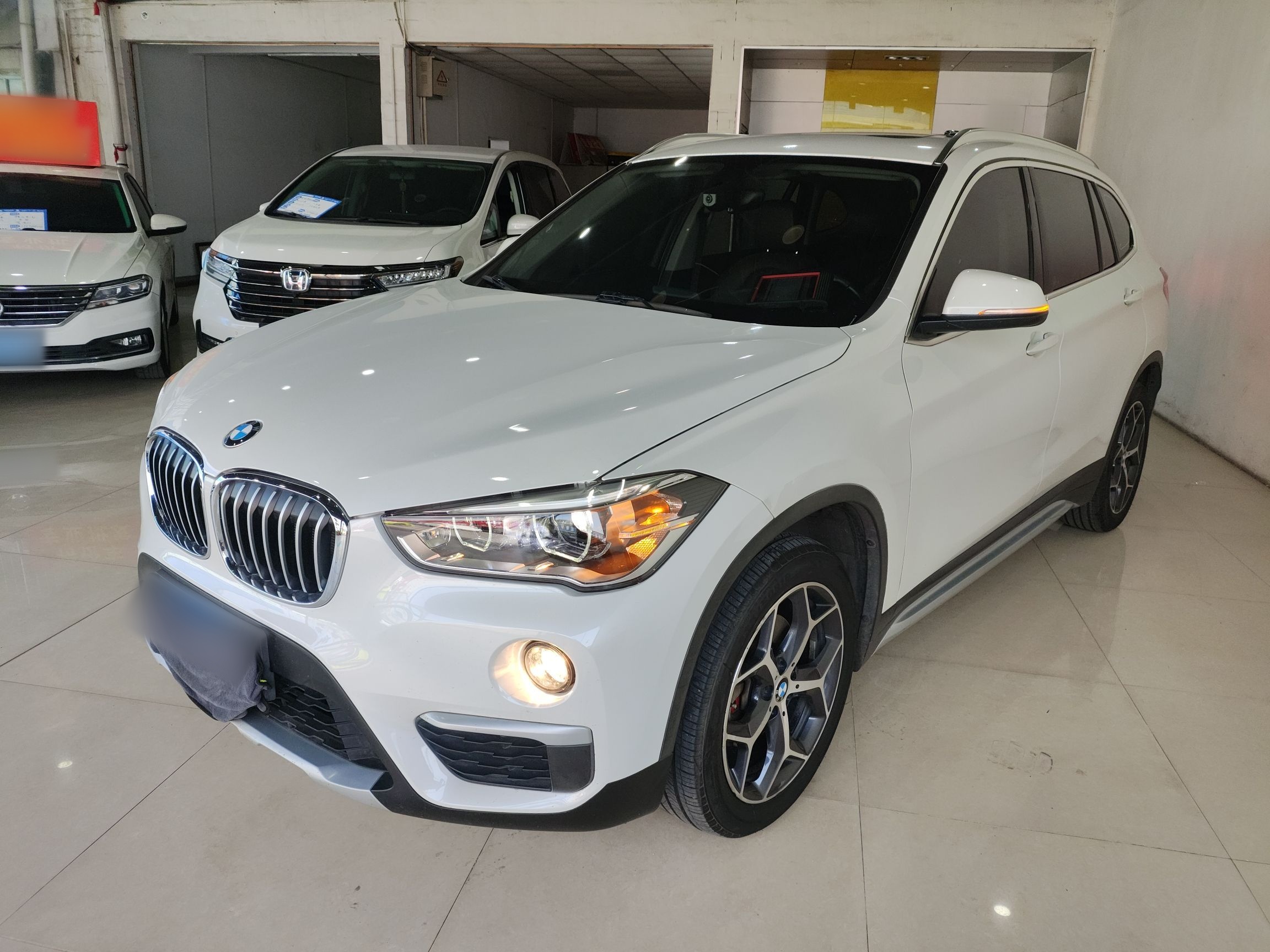 Под передней частью автомобиля