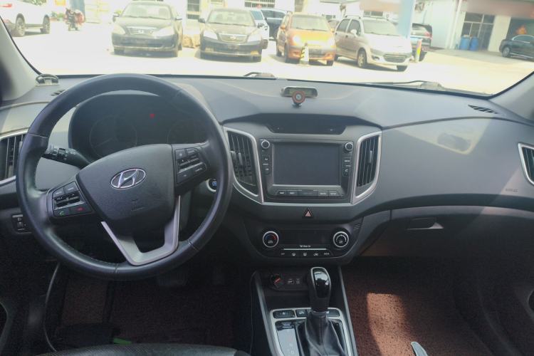 Used Hyundai ix25 2015 2.0L Automatic 4x4 Deluxe DLX Center Console