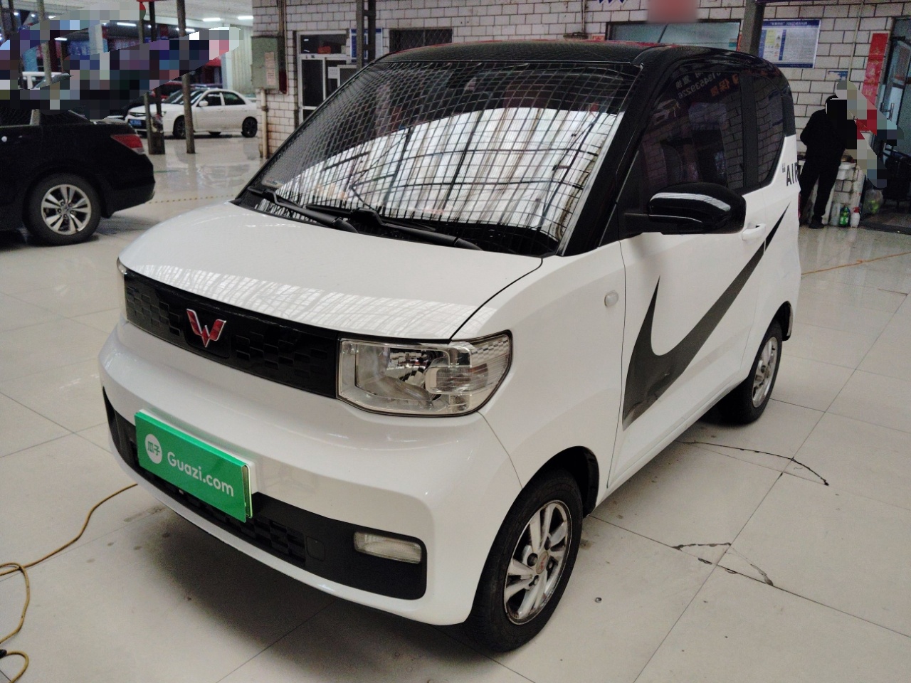 تحت مقدمة السيارة