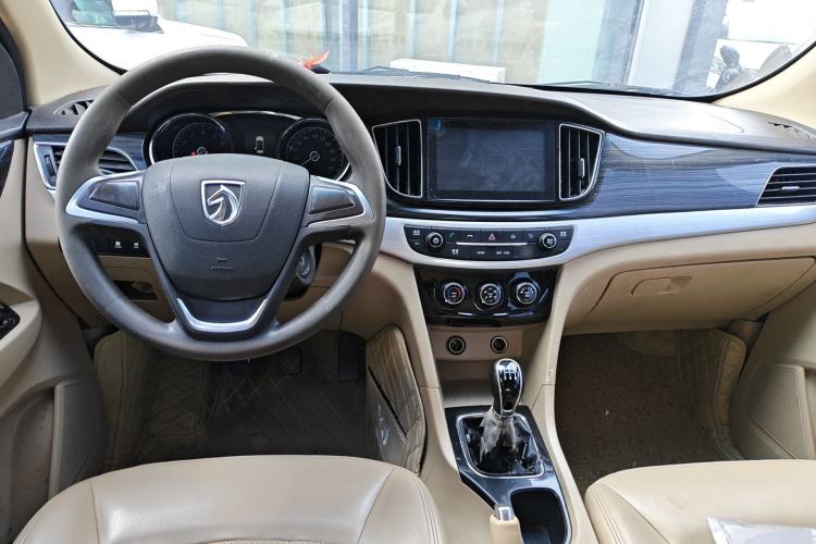Used Baojun 730 2016 1.5L Manual Comfort Version 7 Seats China V Emission Standard Center Console