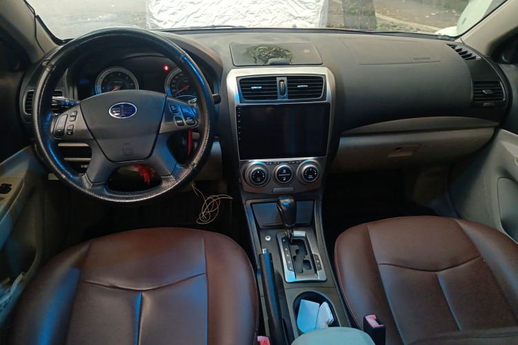 Used Bestune B50 2012 1.6L automatic with sunroof Center Console