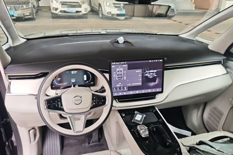 Used Volvo EM90 2025 Ultra Six-Seater Center Console