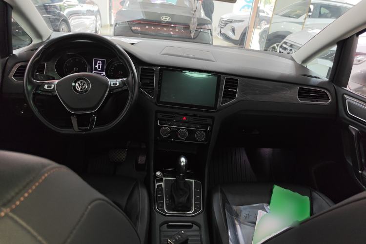 Used Volkswagen Golf Sportsvan 2016 230TSI Automatic Luxury Version Center Console