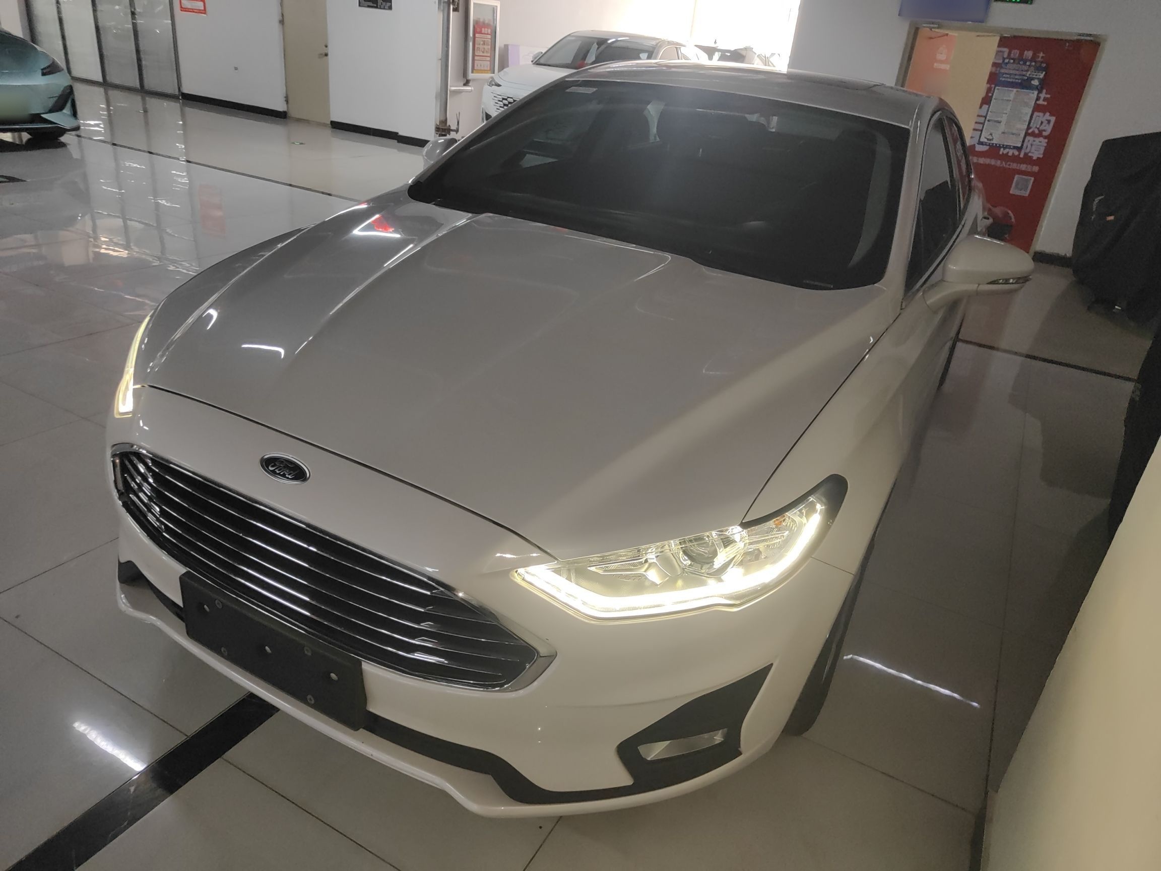 تحت مقدمة السيارة