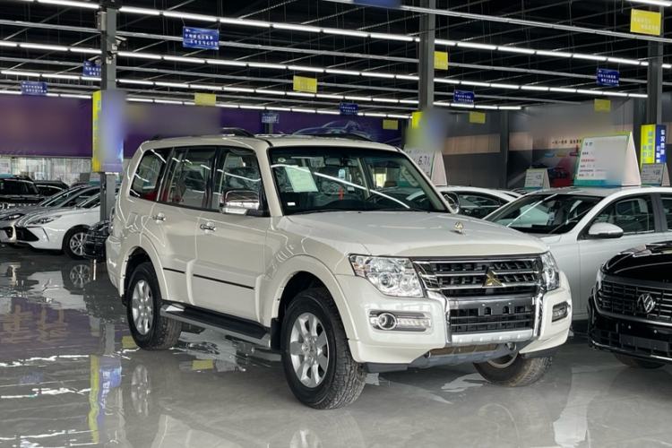 Used Mitsubishi Pajero  Exterior 2