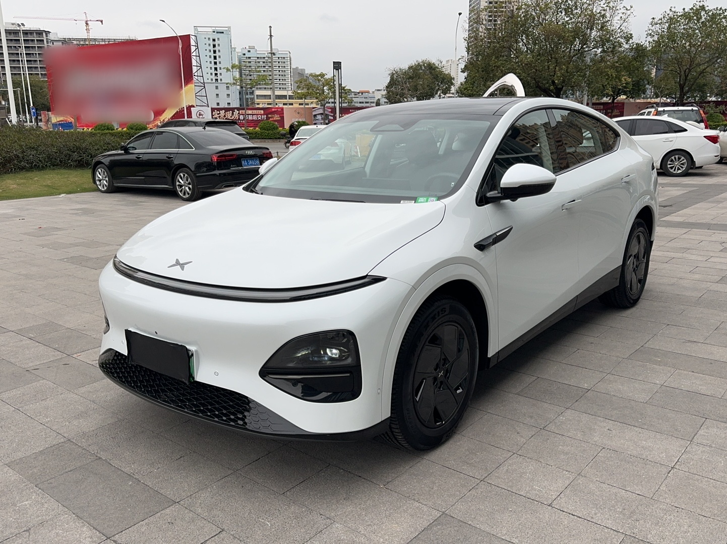 Под передней частью автомобиля