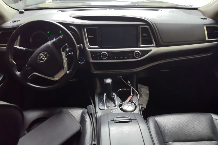 Used Toyota Highlander 2017 2.0T Four-Wheel Drive Black Edition Limited Model Center Console