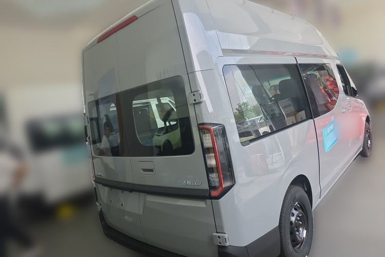 Used Farizon Super VAN 2025 Yucheng Action-Pak, Mid-Axle High-Roof 68kWh ZhiXin, 7-seater Rear Right 45 Deg