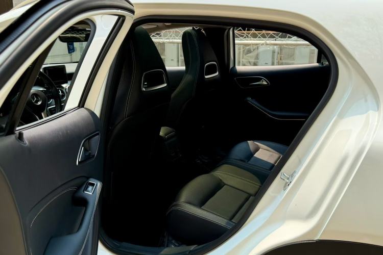 Used Mercedes-Benz GLA 2015 GLA 220 4MATIC Luxury Model Interior 2