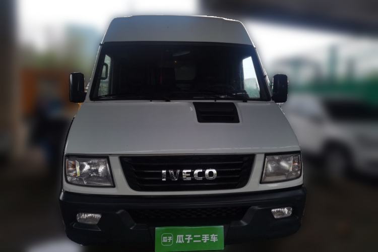 Used Iveco Daily 2021 2.8T V35 VAN厢式 van 3-seater short wheelbase mid-roof design single-tire side-hinged door
