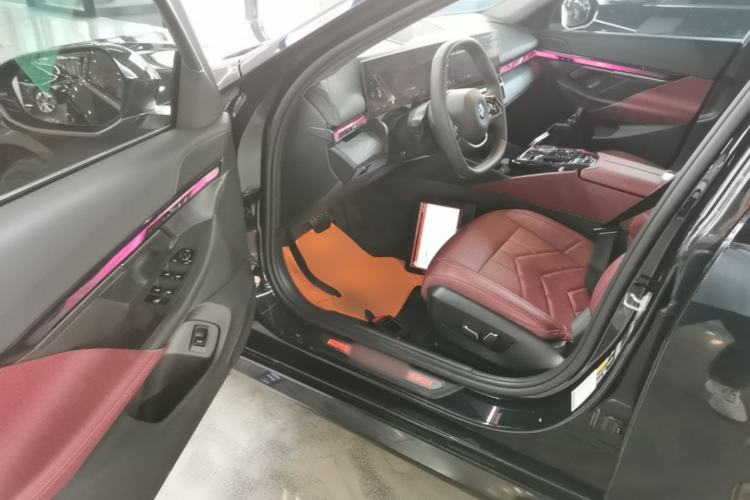 Used BMW i5 2024 eDrive 35L Luxury Package Driver Seat