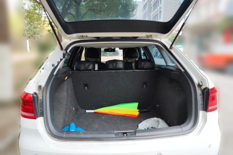 Used Volkswagen Gran Lavida 2013 1.6L Manual Fashion Model