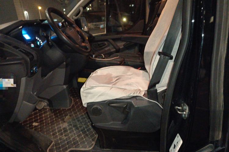 Used Ford Transit 2022 2.0T Gasoline Automatic Multi-Function Commercial Vehicle Mid-axle Low-Roof Design with Dual Rear Doors Meeting China VI Emission Standards