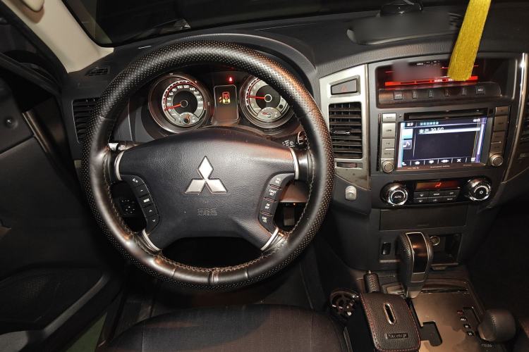 Used Mitsubishi Pajero 2015 3.0L Automatic Luxury Version China IV Standard